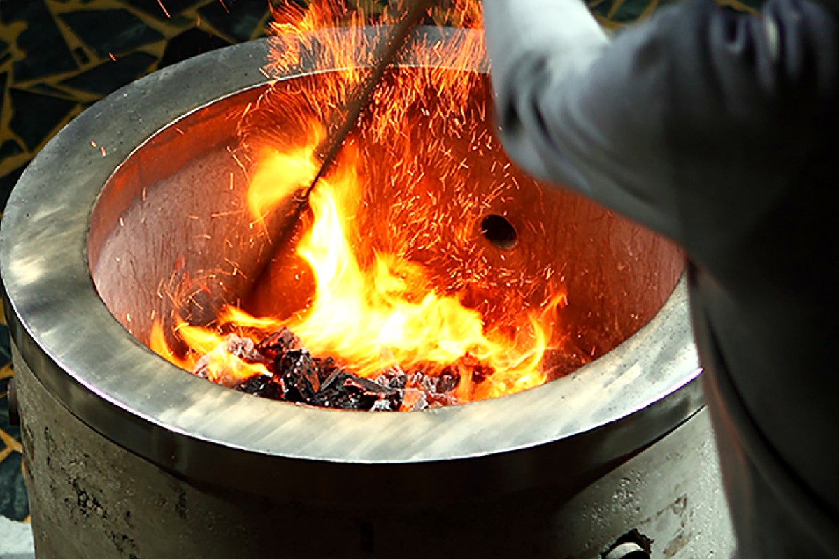 龍眼炭火焙煎を支える茶師