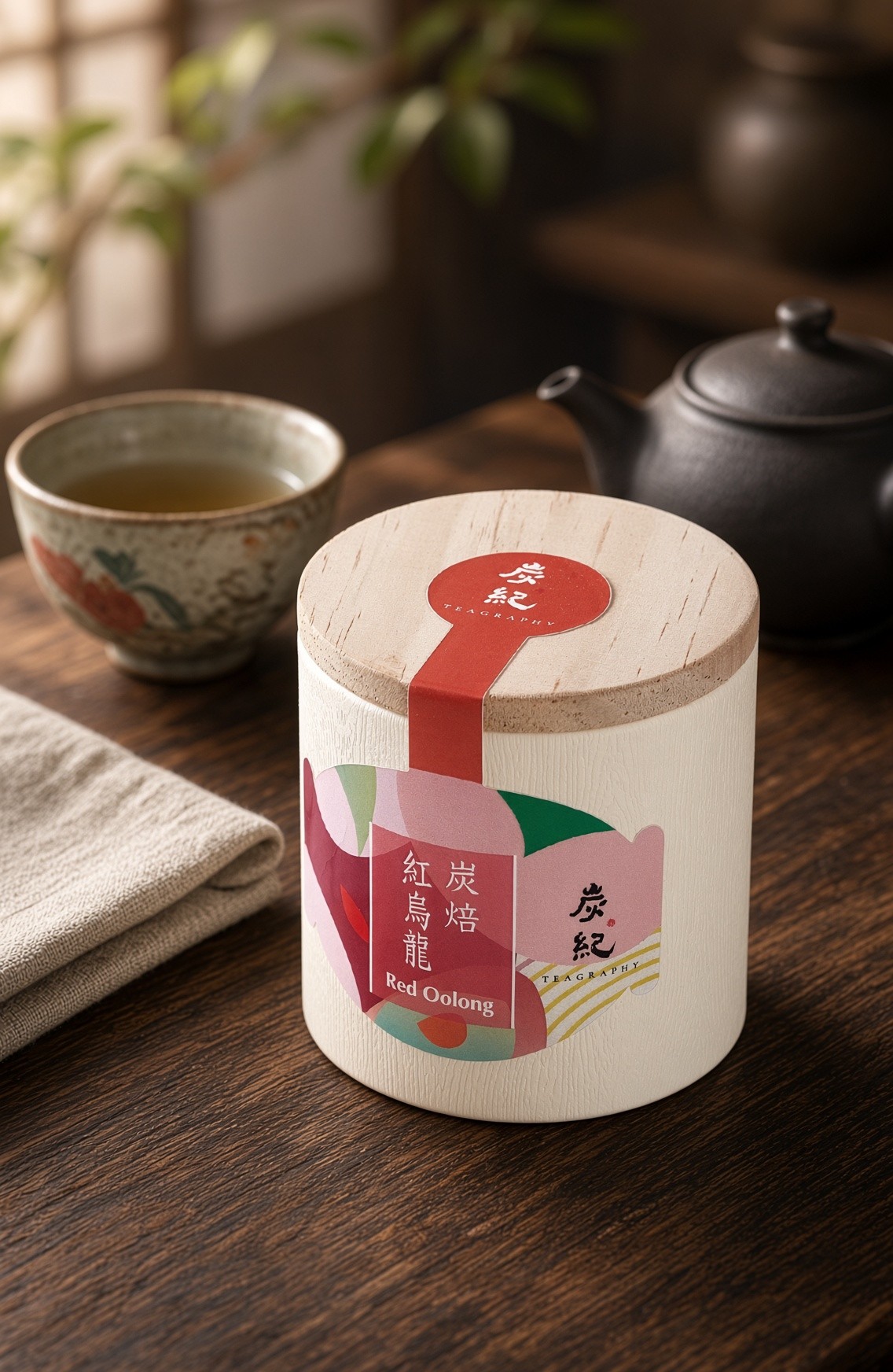 炭火焙煎紅烏龍の茶缶と茶杯