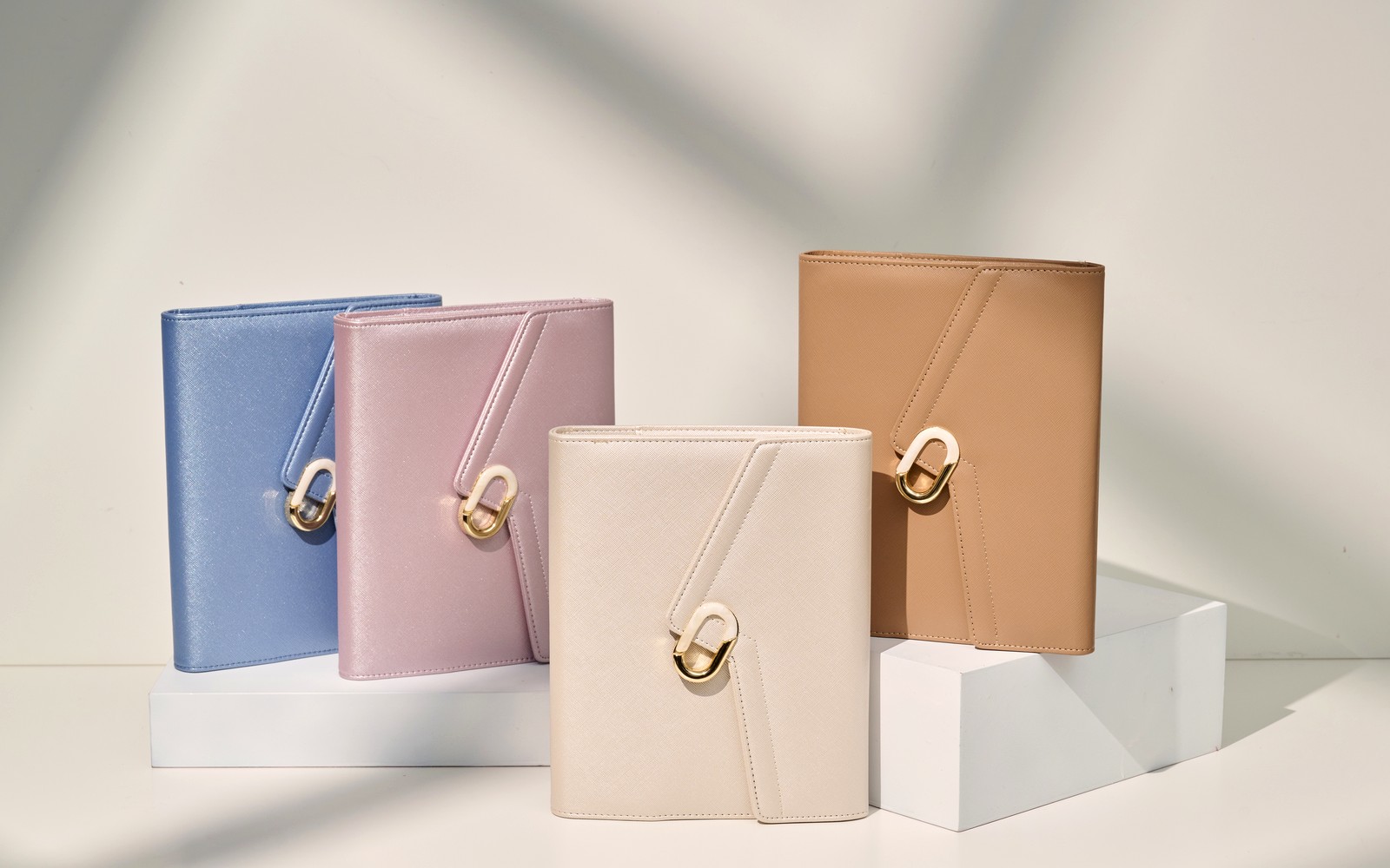 L’Éclair clutch-style planner with geometric flap on a café table