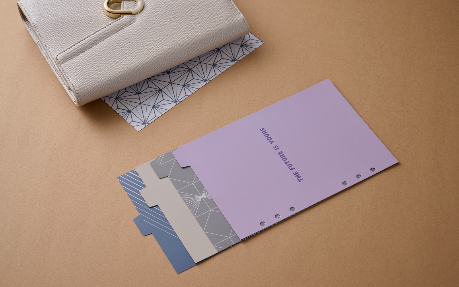 L’Éclair planner presented as a stylish gift with contrasting cover character