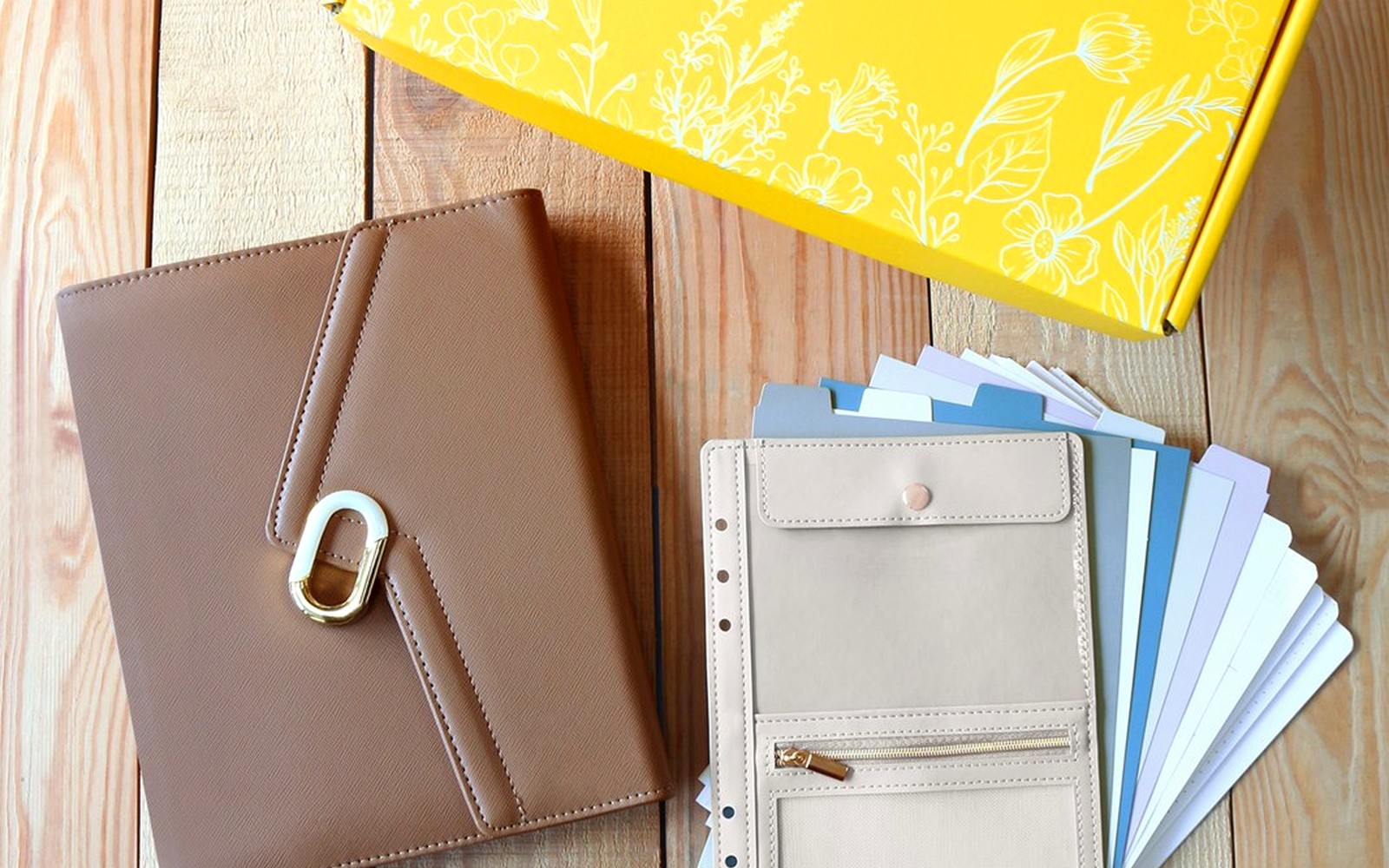 L’Éclair planner in a work-and-café setting ready for quick notes