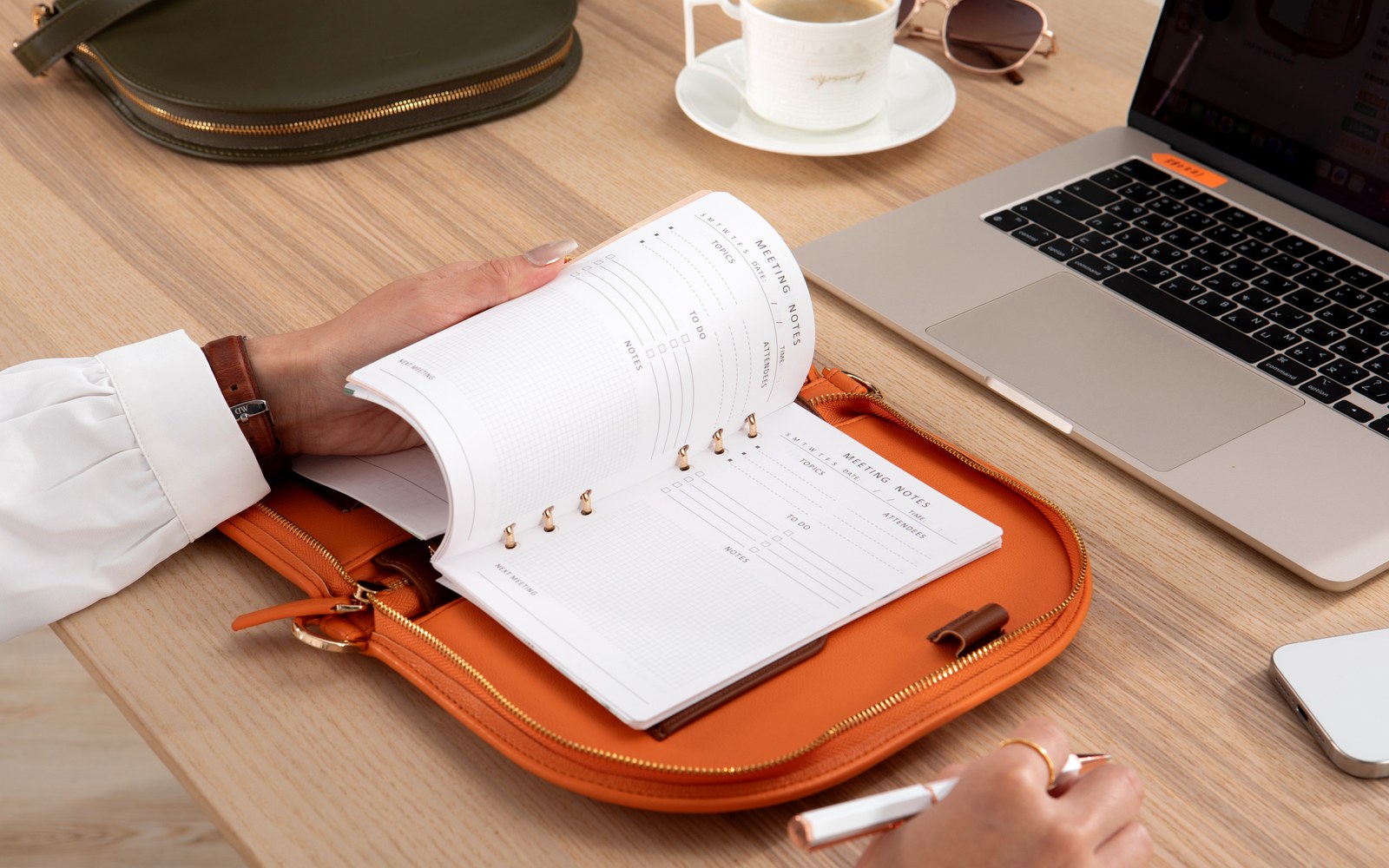 Green EGOSUNNY Luna planner resting as a city-ready accessory