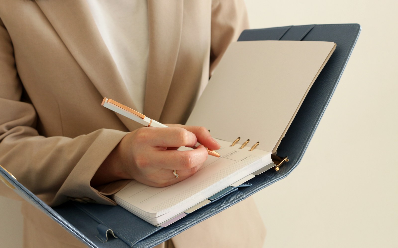 Planning travel details in an open EGOSUNNY Luna-style planner