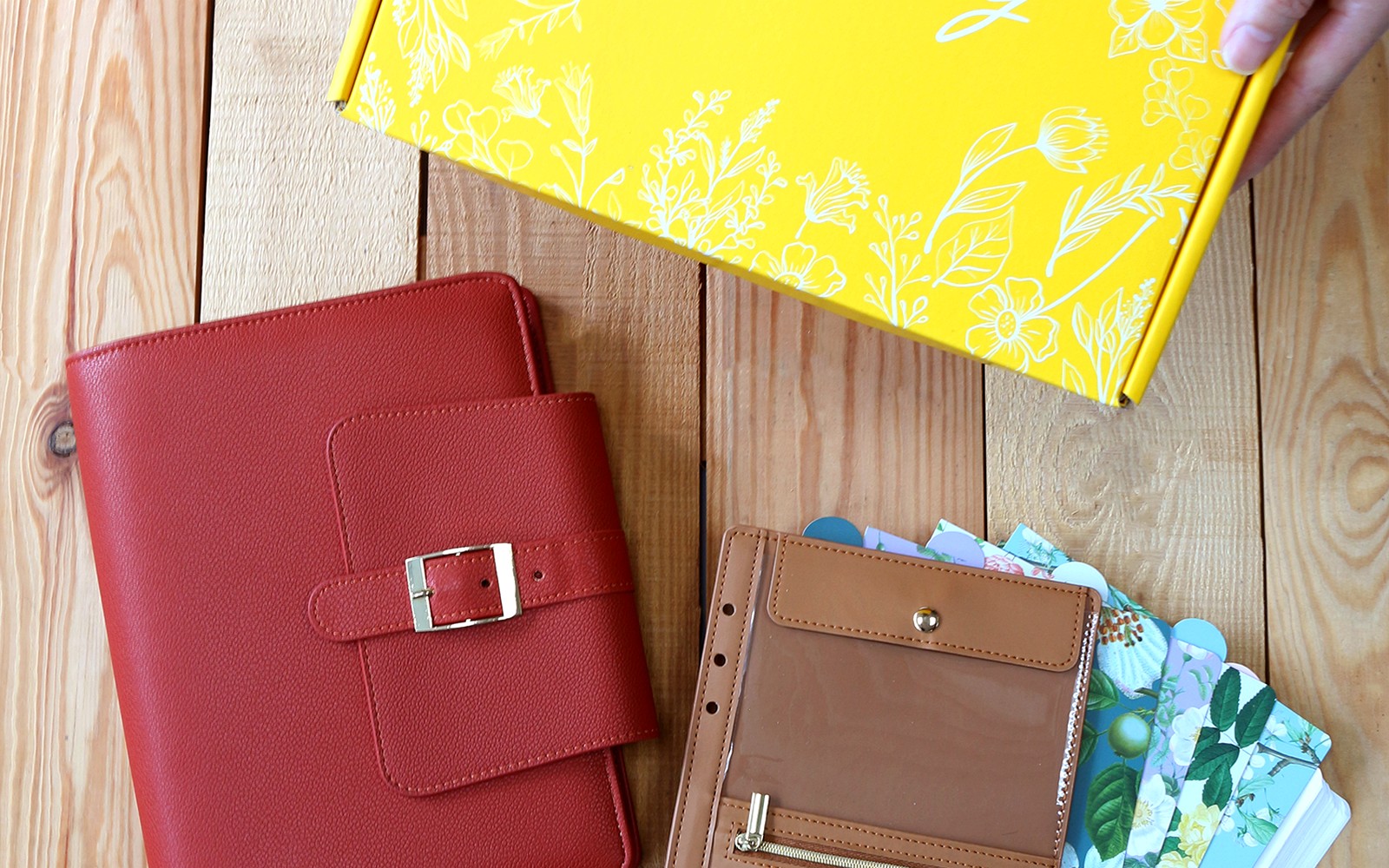 EGOSUNNY structured organizer as a polished work desk gift