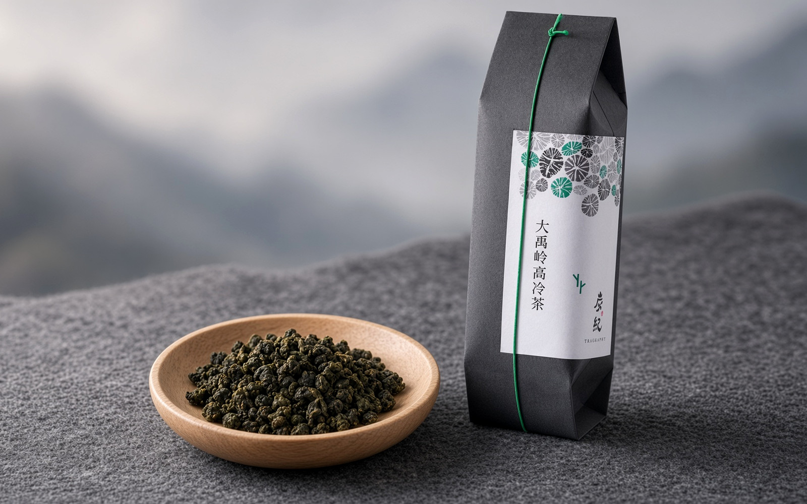 大禹嶺高冷茶の丸い茶葉を木皿にのせ、大禹岭高冷茶のパッケージを添えた茶席