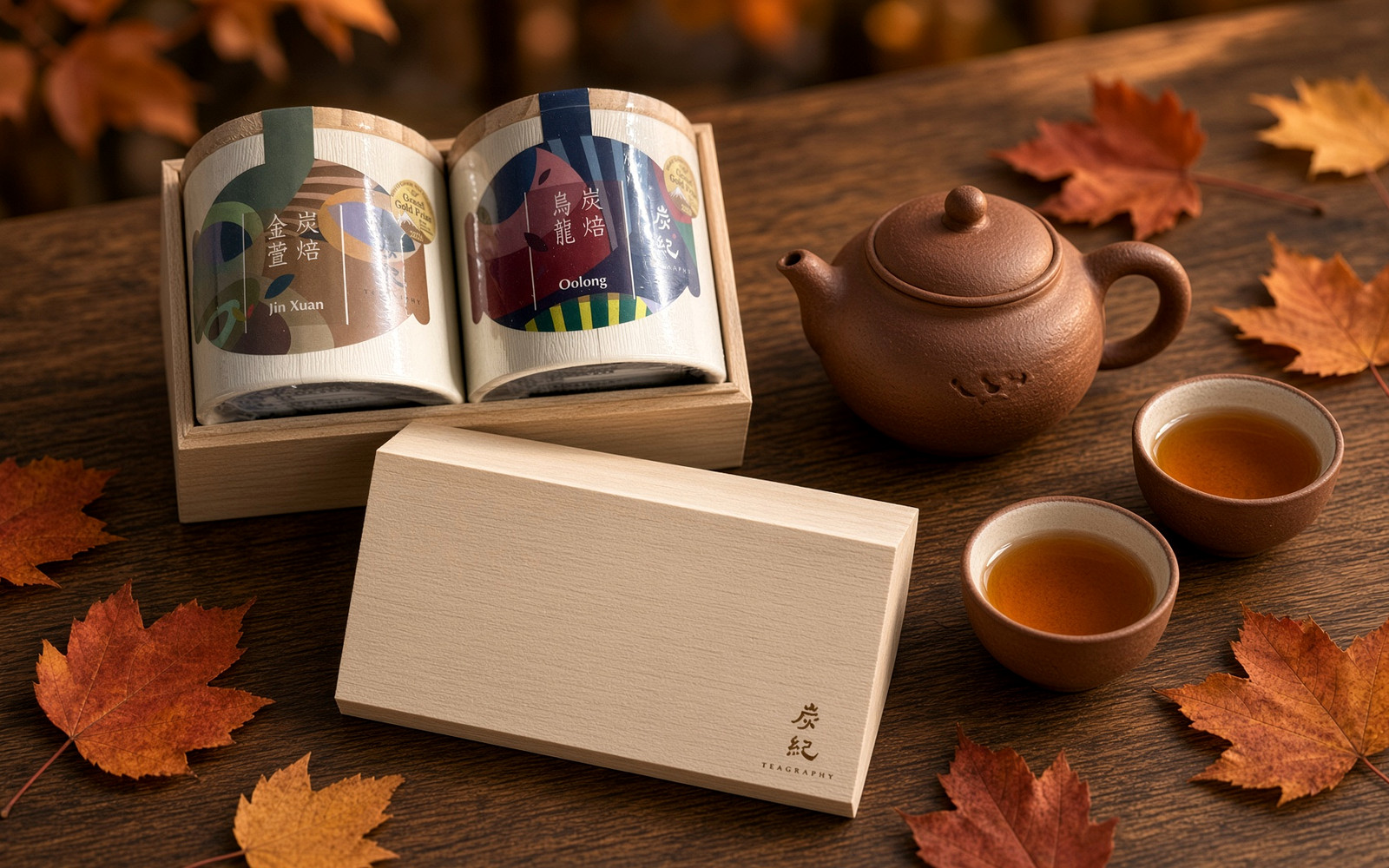化粧箱入りの炭紀 四季シリーズ茶葉缶2種セットを、木箱とともに落ち着いた茶席に置いた様子