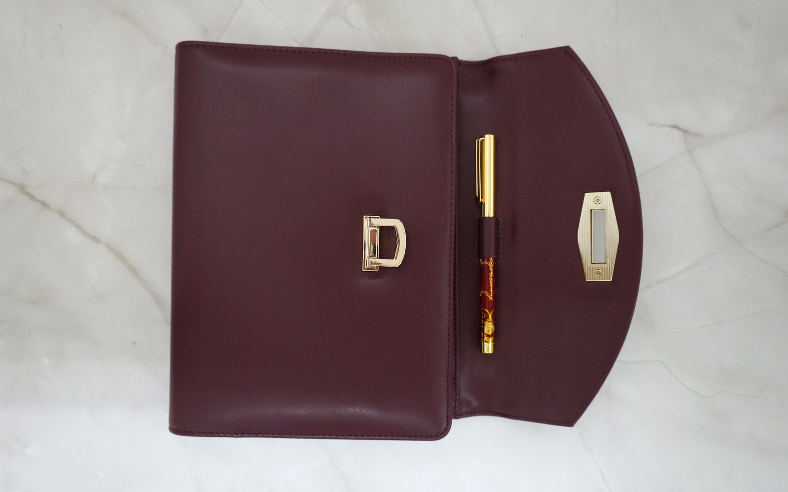 EGOSUNNY Terence planner closed with a pen beside it