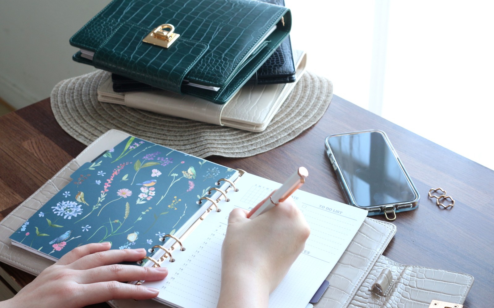 EGOSUNNY Croco planners on a desk with a floral insert and pen