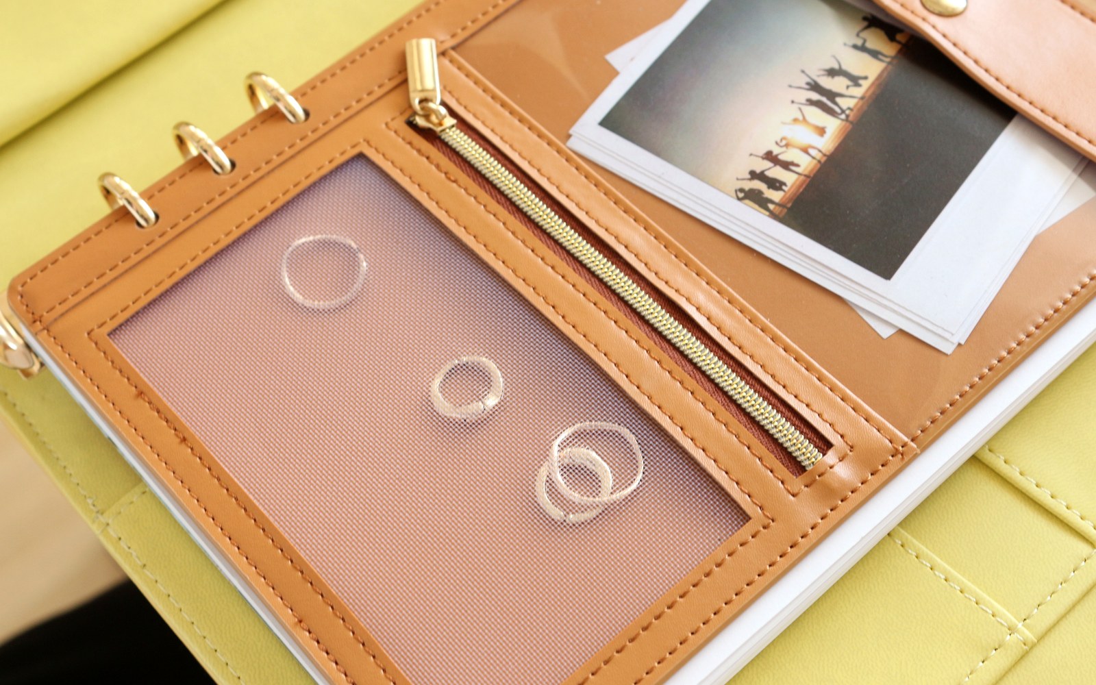 Open EGOSUNNY Belt planner with rings, pockets and a photo