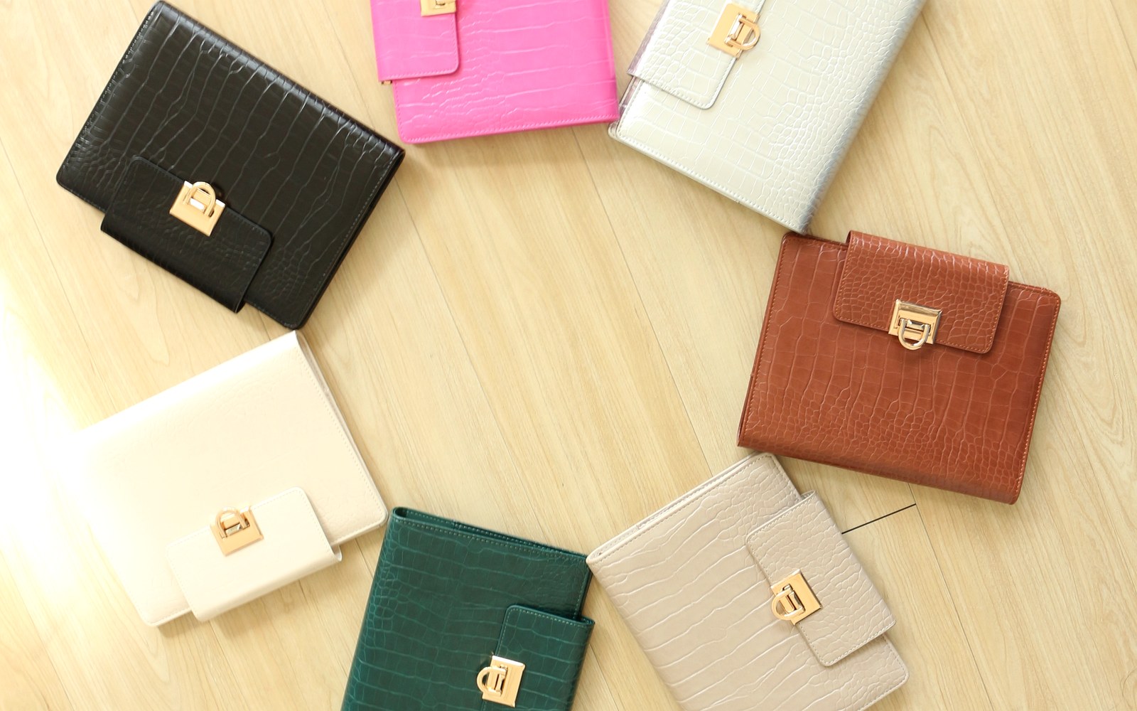 EGOSUNNY Croco planners in several shades laid out on a table