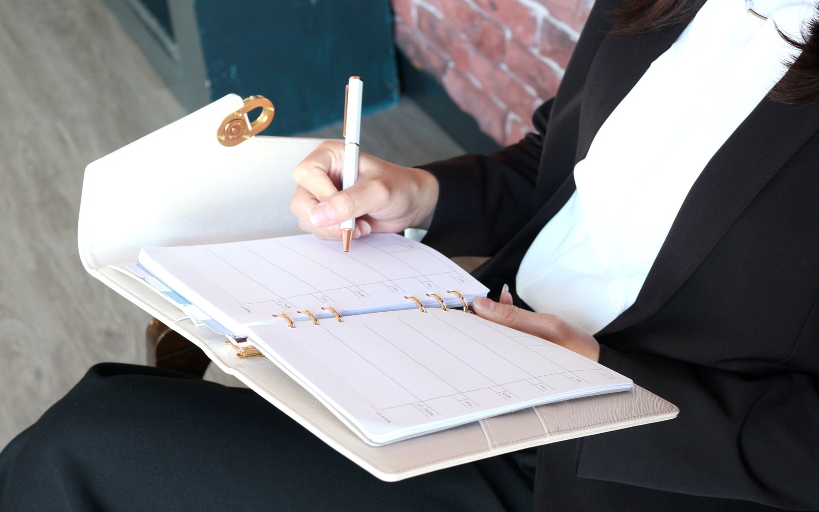 Freelancer planning in an EGOSUNNY planner in a comfortable chair