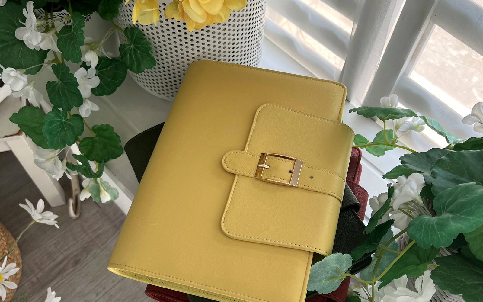 EGOSUNNY Belt planner among fresh flowers