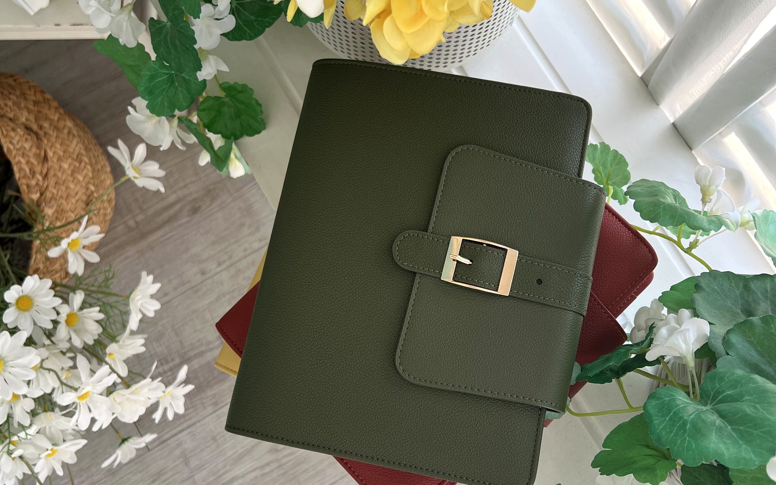 EGOSUNNY Belt planner surrounded by flowers