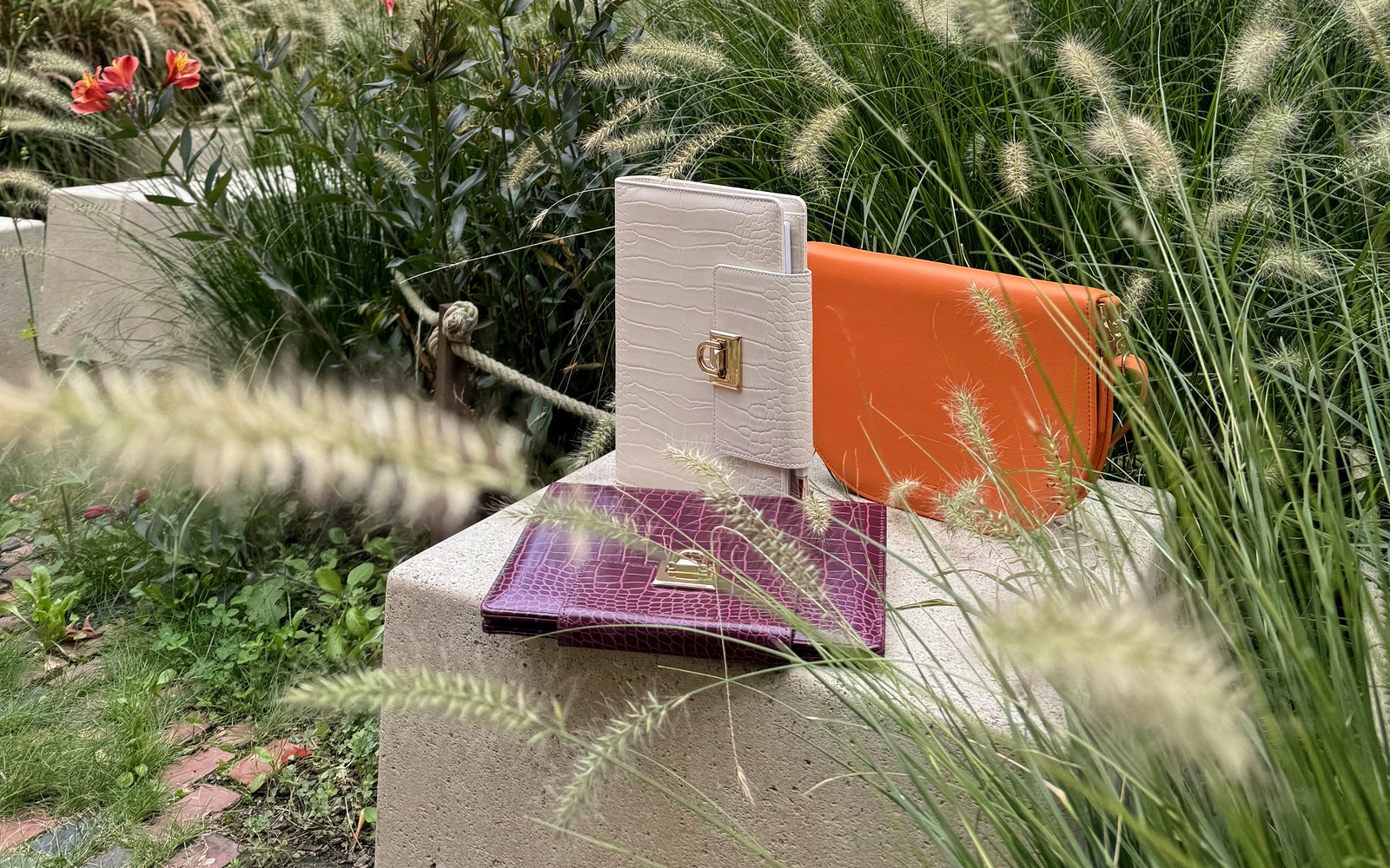 EGOSUNNY Croco and Luna planners among garden grasses