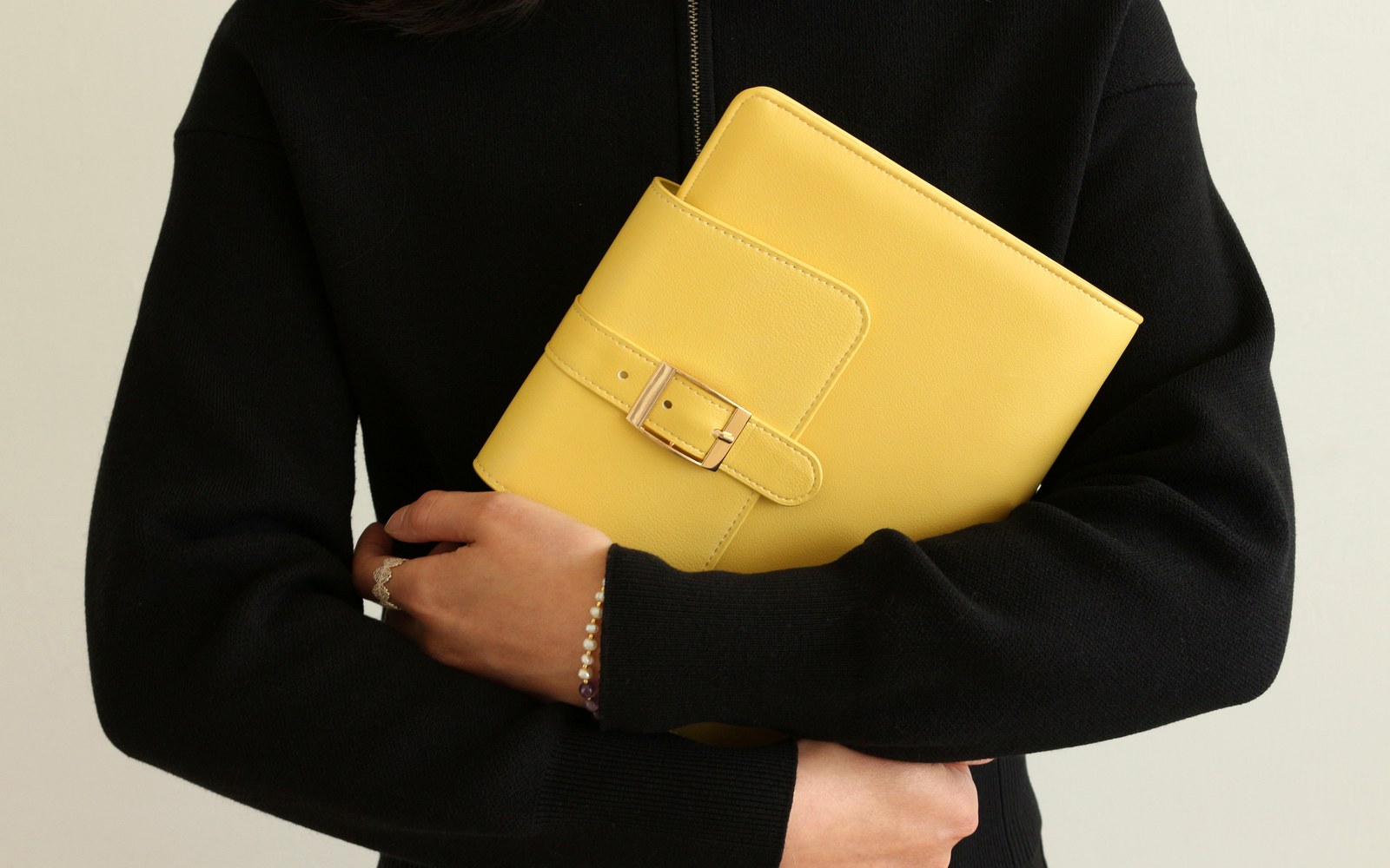 Woman holding an EGOSUNNY Belt planner close