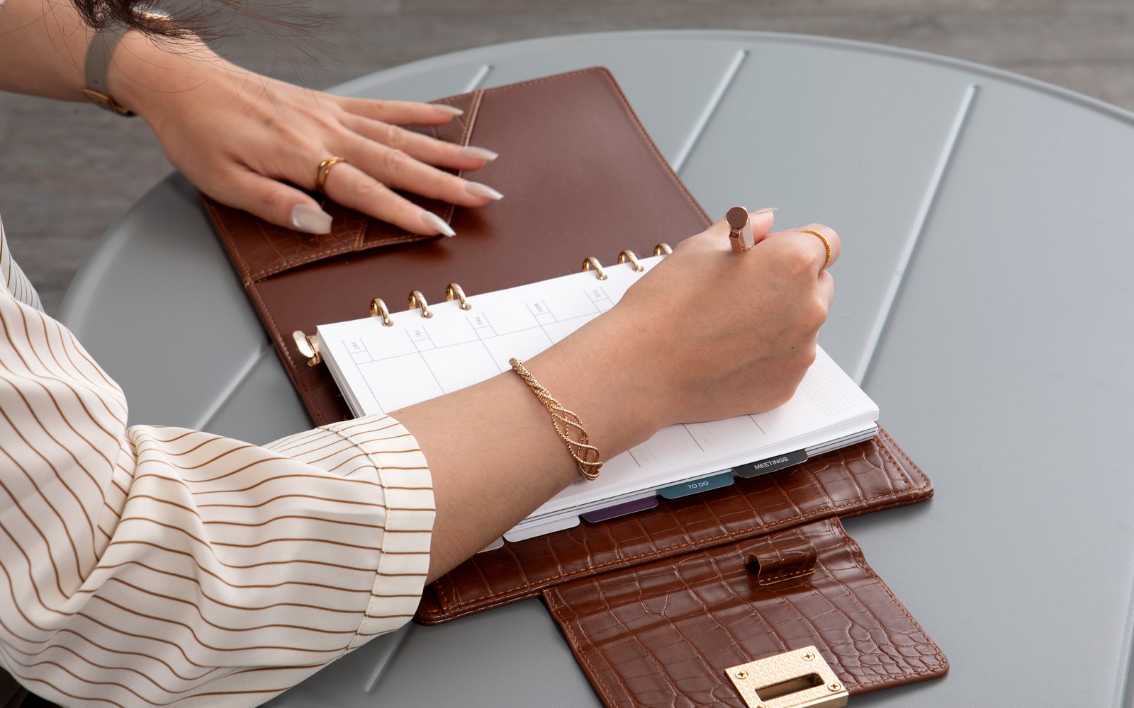 Writing a year-end reflection in an EGOSUNNY Croco planner