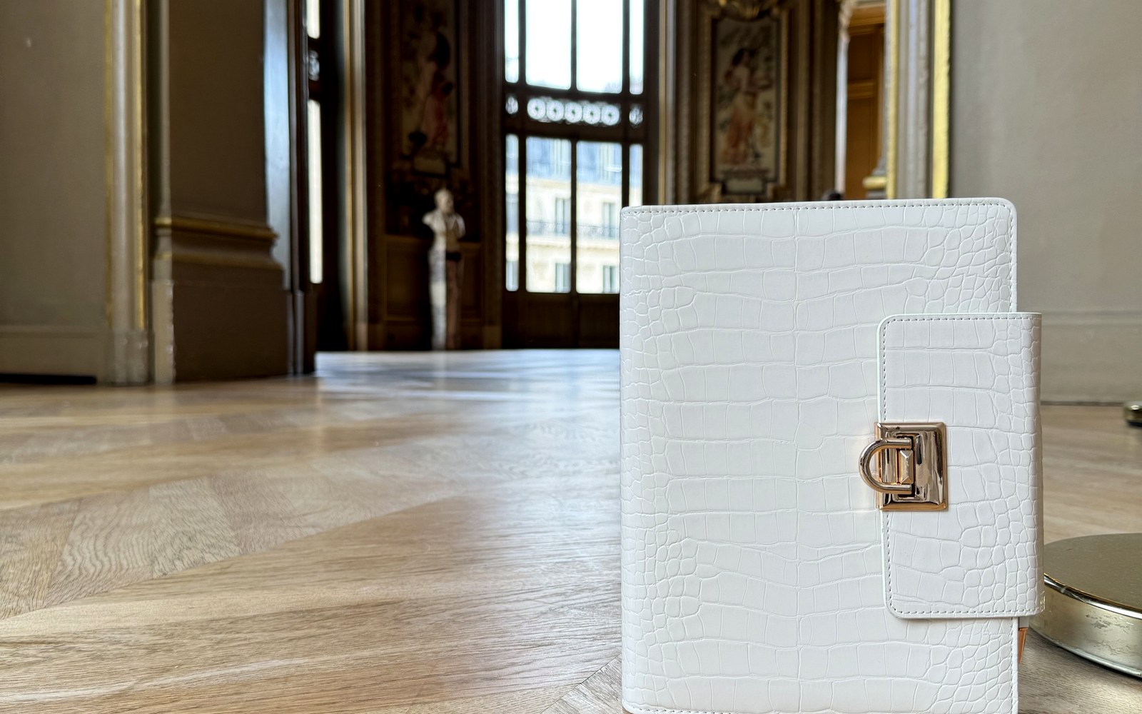 EGOSUNNY Croco planner standing in an elegant hall