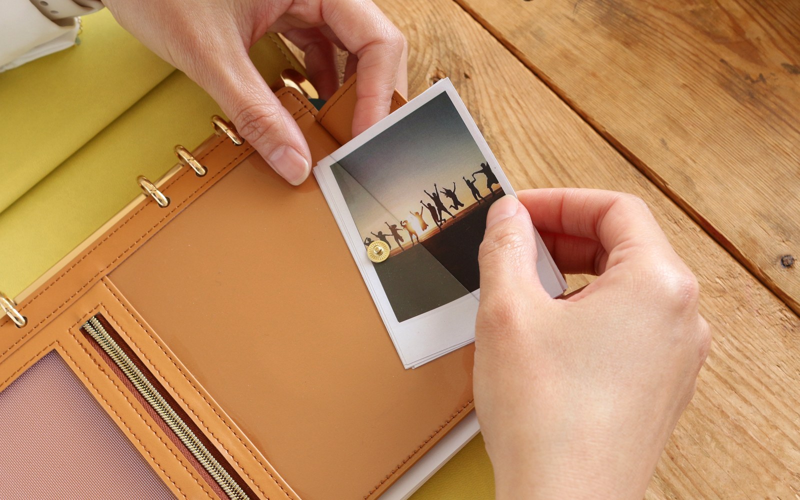 Slipping a photo into the pocket of an open EGOSUNNY planner