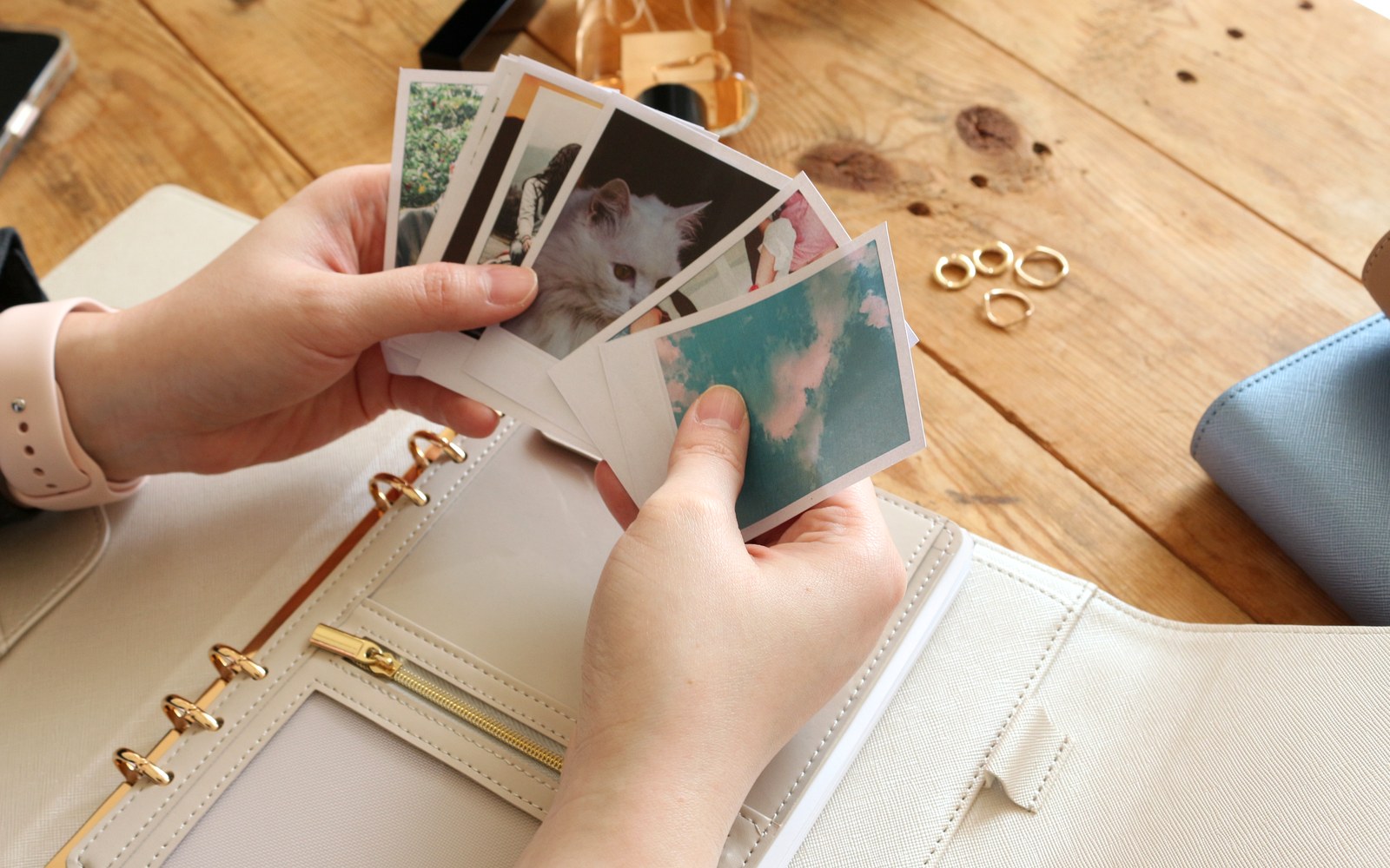 Holding photos over an open EGOSUNNY planner