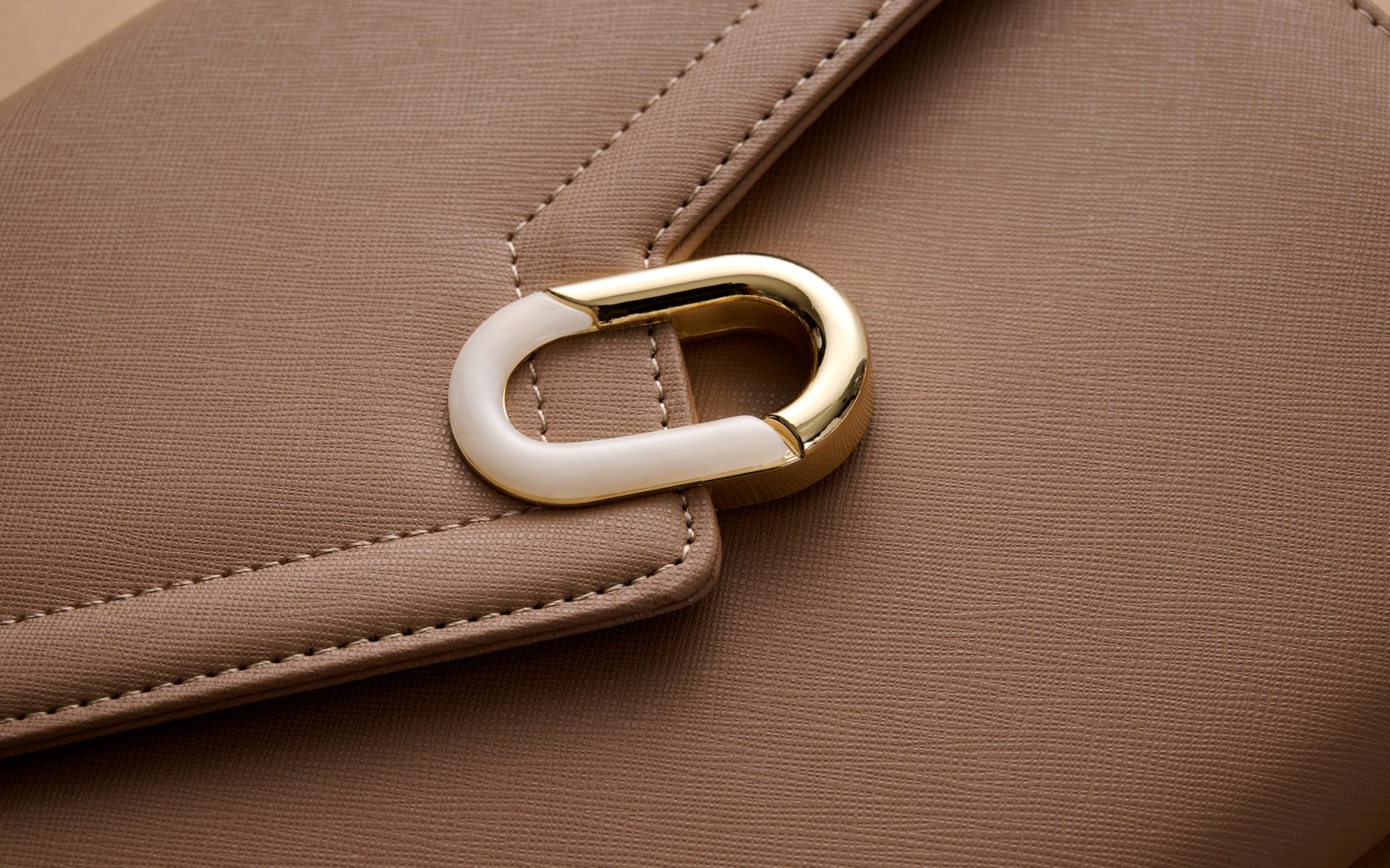 Close-up of the geometric flap and hardware on an EGOSUNNY L’Éclair