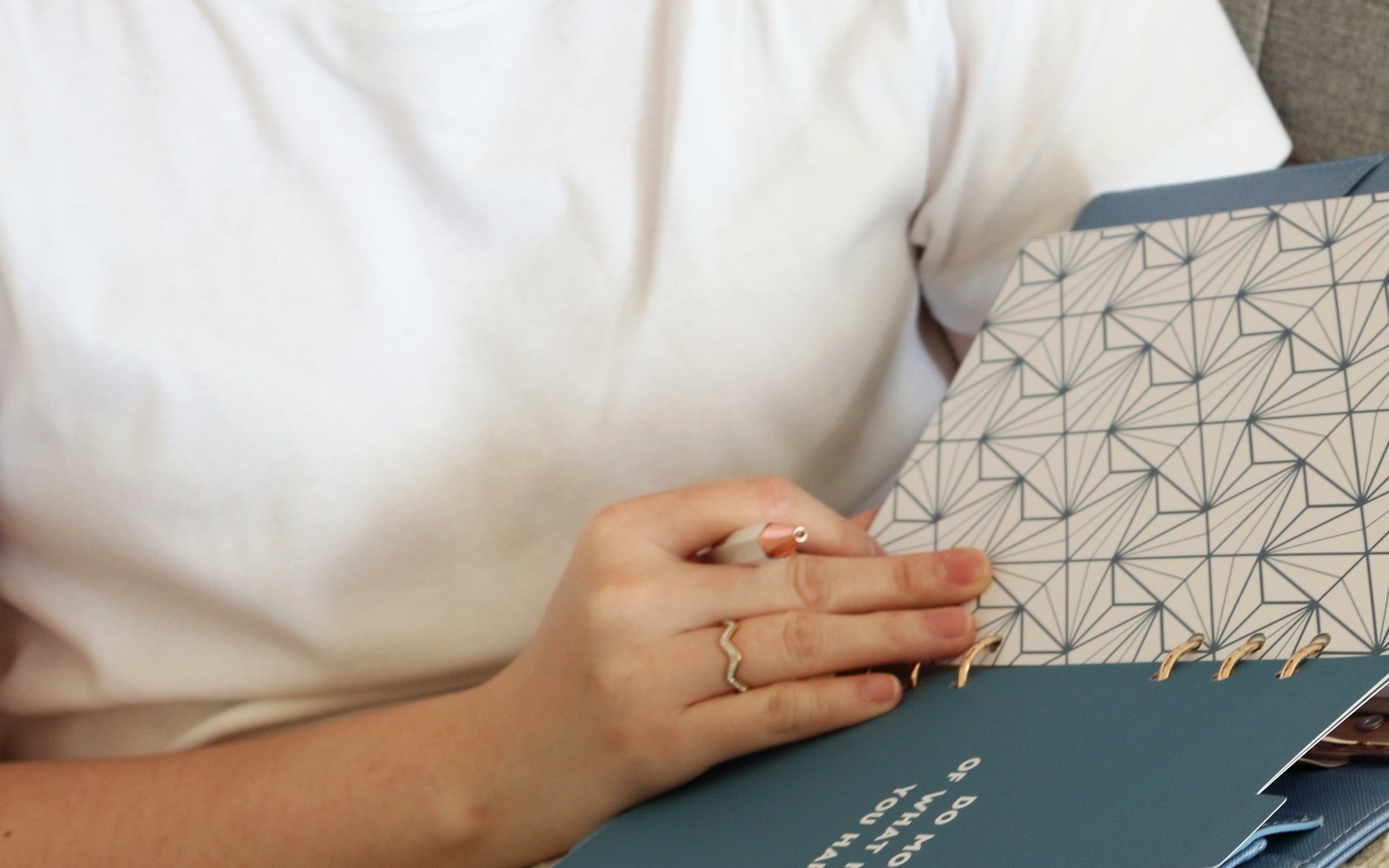 Hands on an open EGOSUNNY Eclair planner with a patterned divider