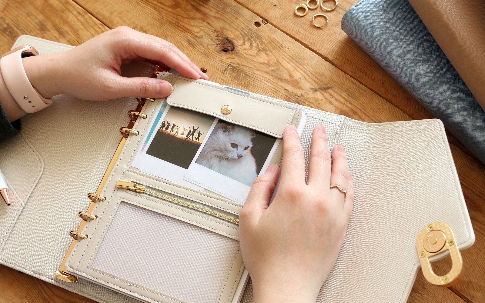 Slipping a photo into the inner pocket of an EGOSUNNY planner