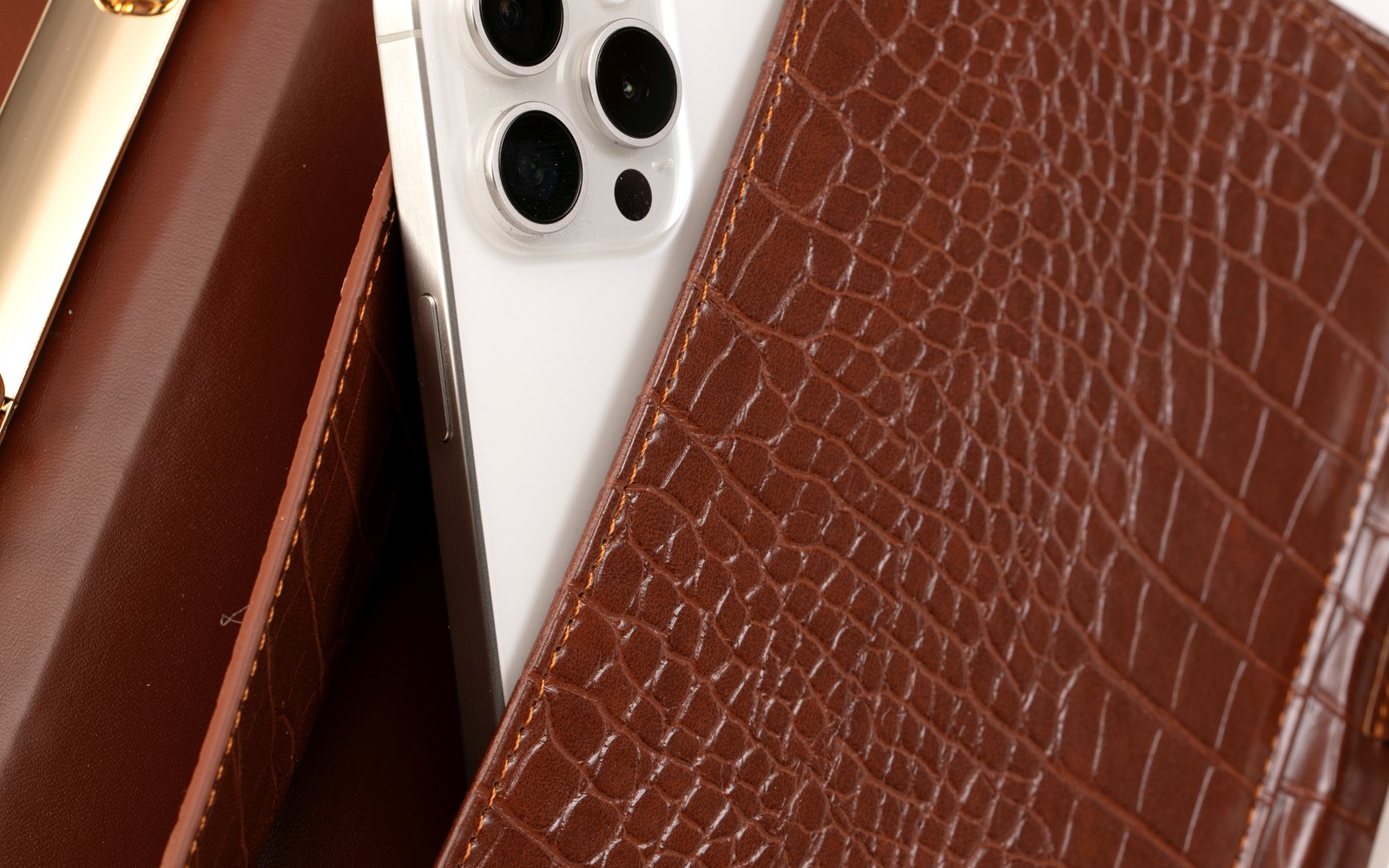 Brown EGOSUNNY Croco planner with a phone tucked in its pocket
