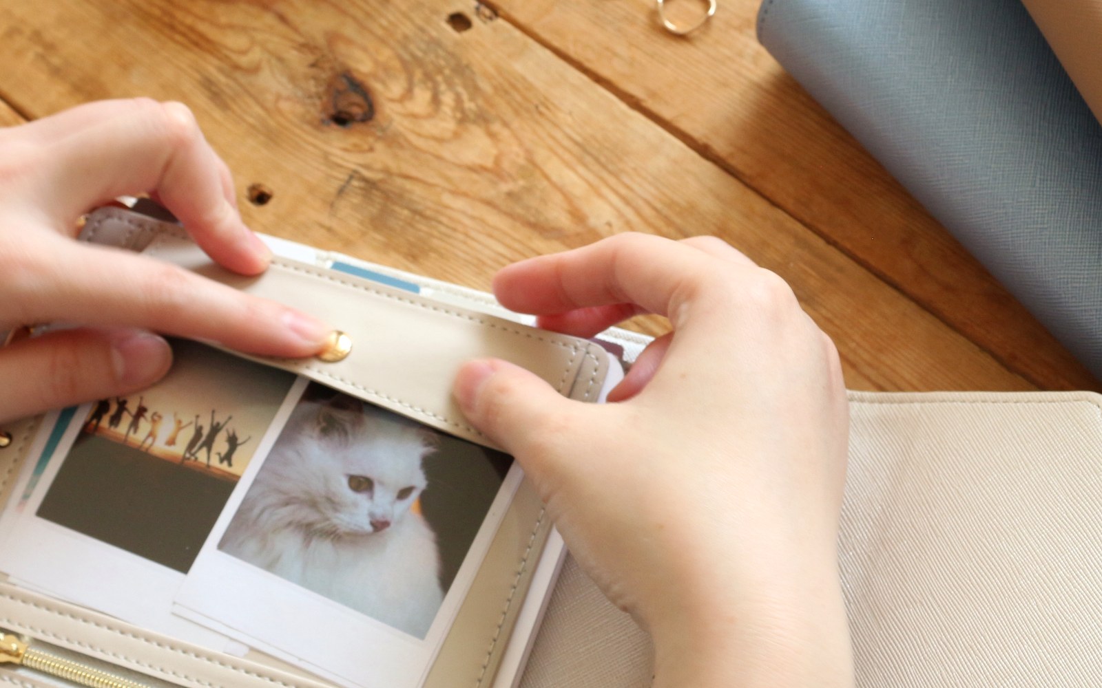 Tucking a photo into the pocket of an open EGOSUNNY planner