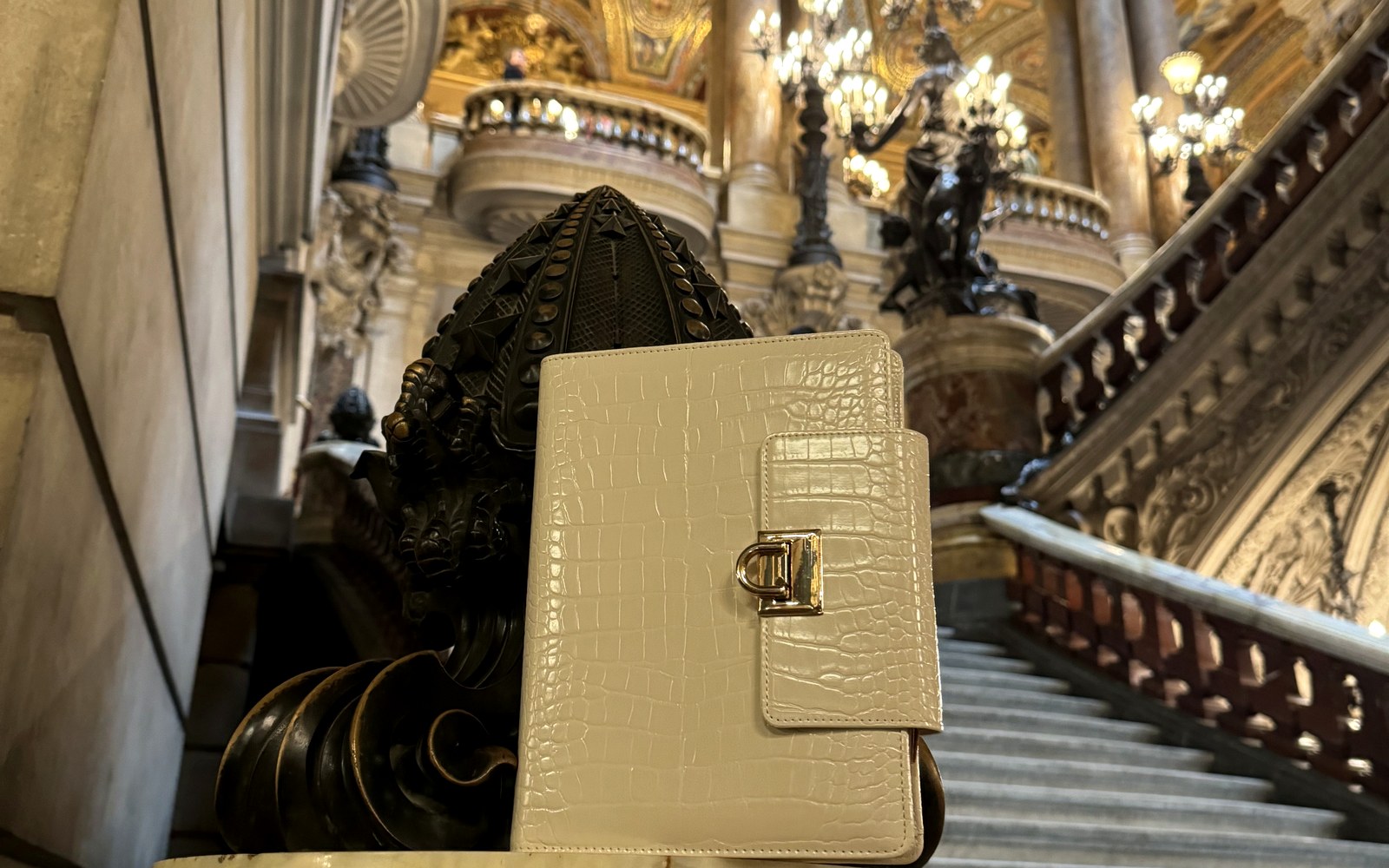 Cream EGOSUNNY Croco planner on a grand staircase