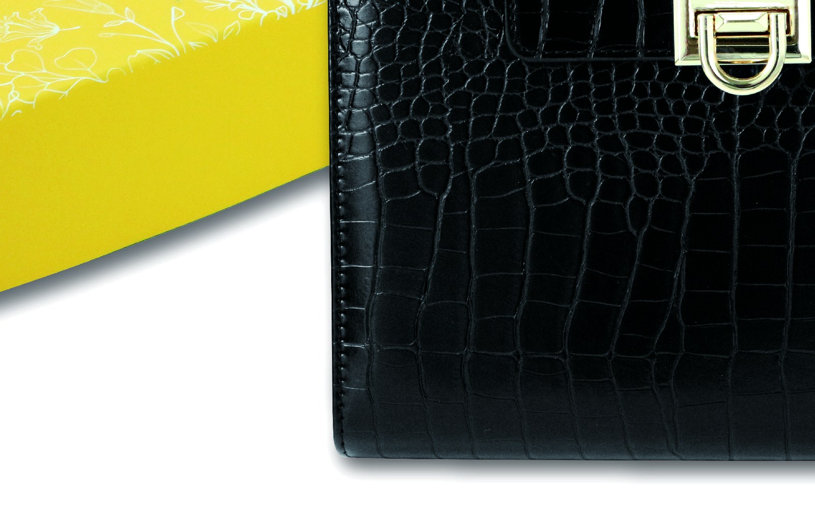 Black EGOSUNNY Croco planner beside a yellow gift box