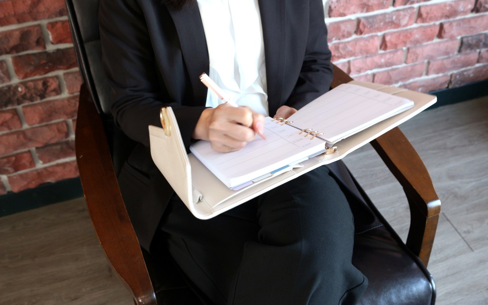 Woman in an office chair writing in a cream EGOSUNNY L’Éclair