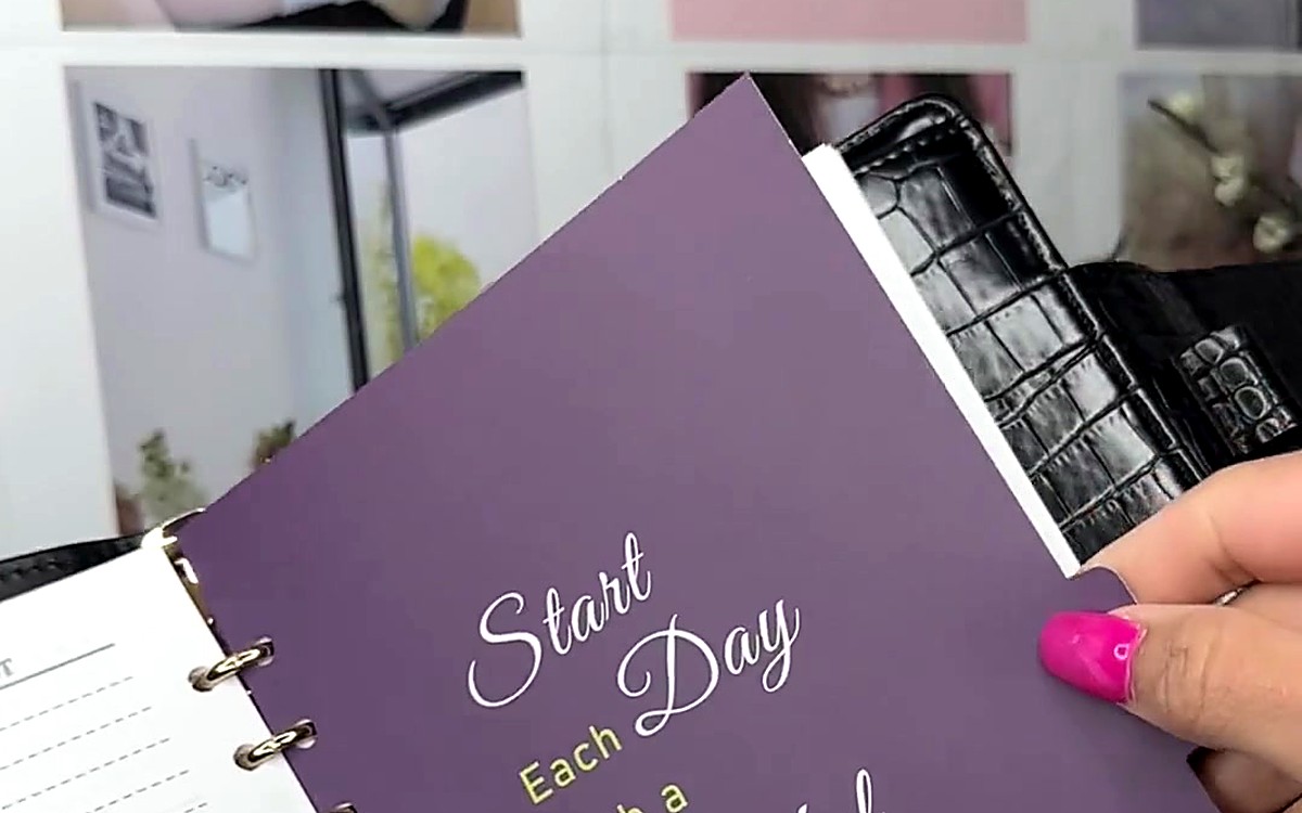 Purple quote insert inside a black textured EGOSUNNY binder