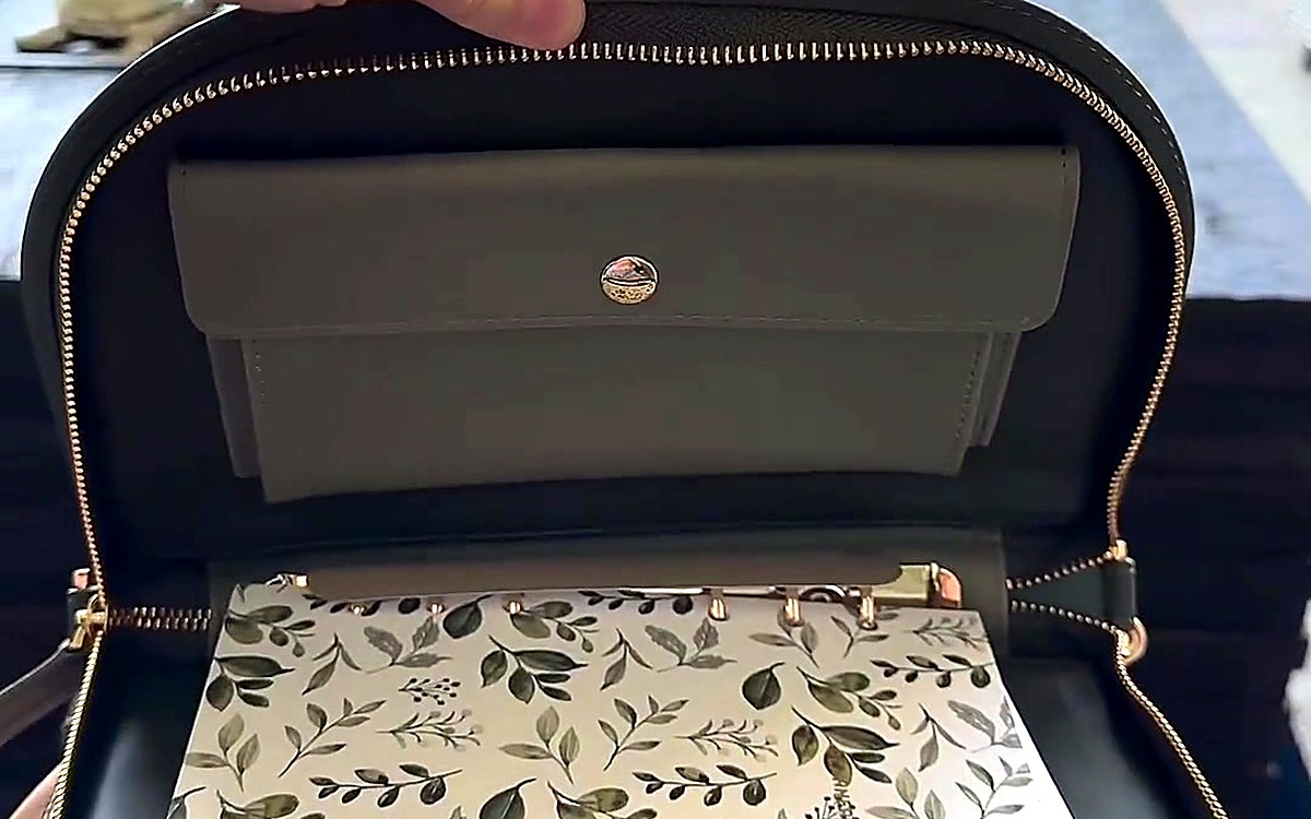 Inside pocket with a snap button in an olive EGOSUNNY planner