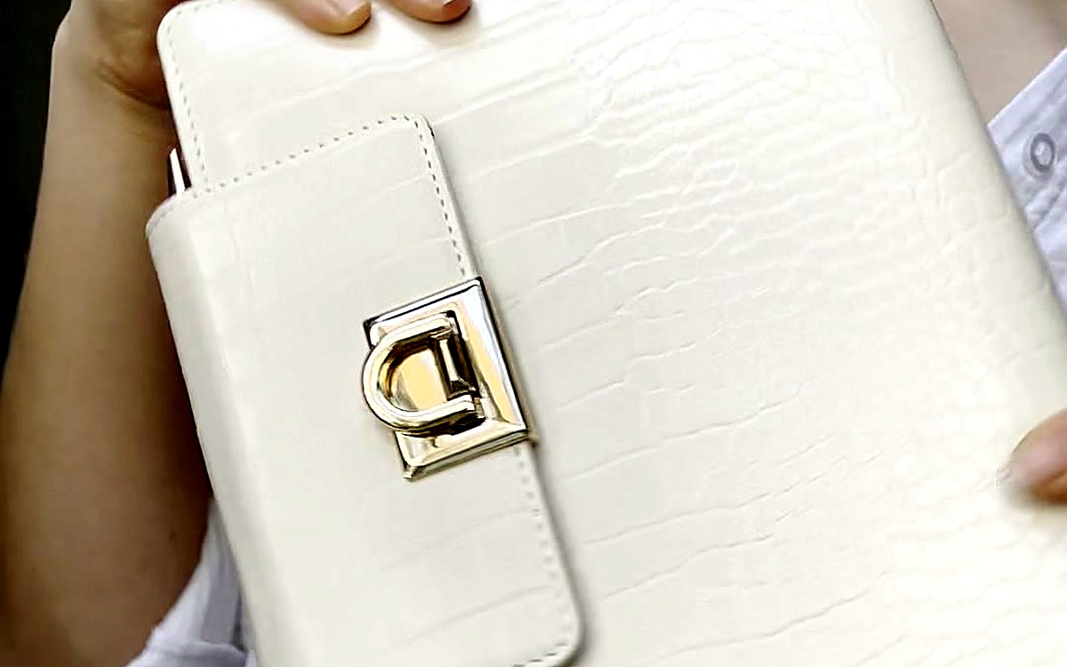 Close-up of a cream textured EGOSUNNY clasp