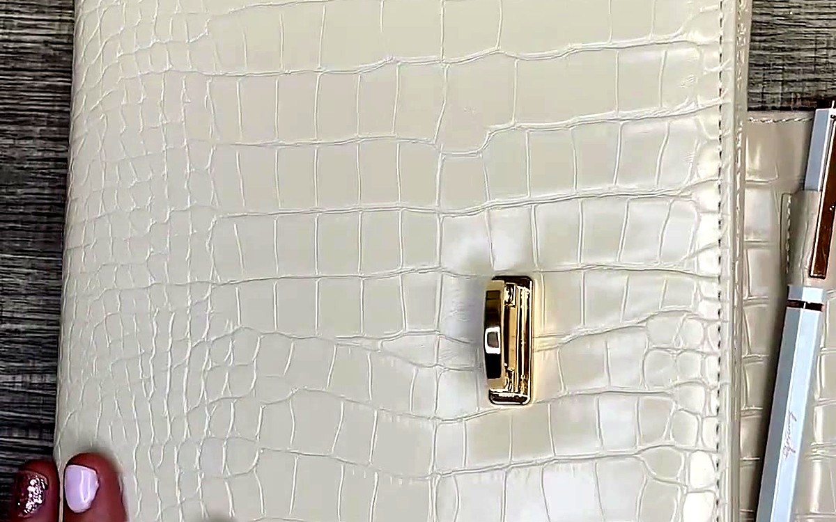 Close-up of a cream crocodile-texture EGOSUNNY clasp and pen loop