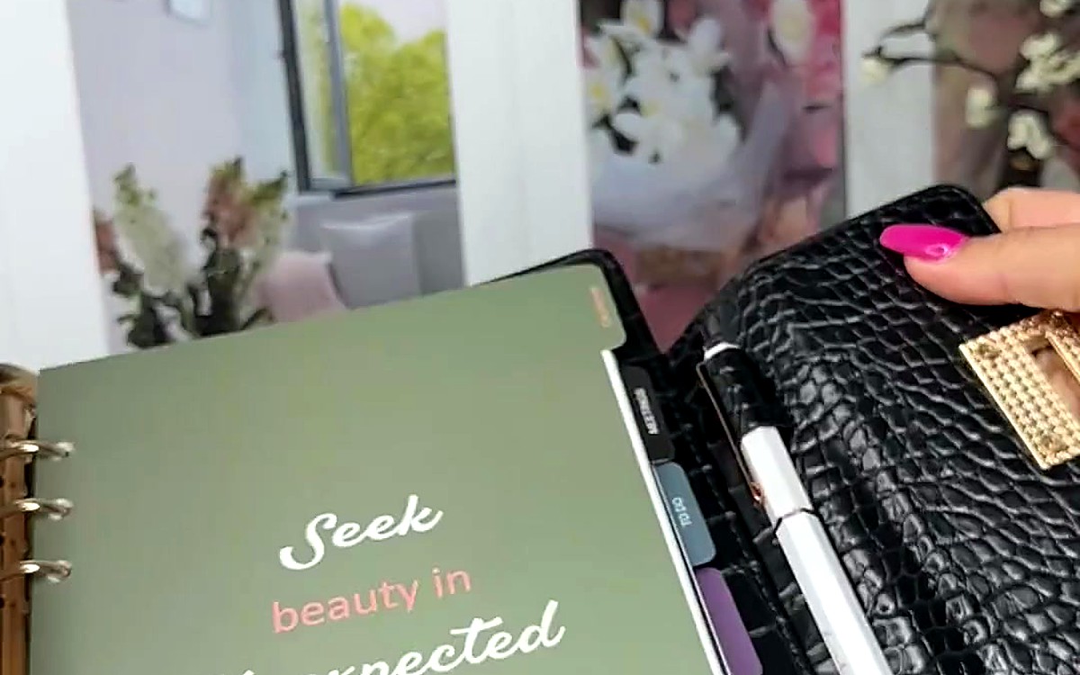 Open black textured EGOSUNNY binder with a green quote insert