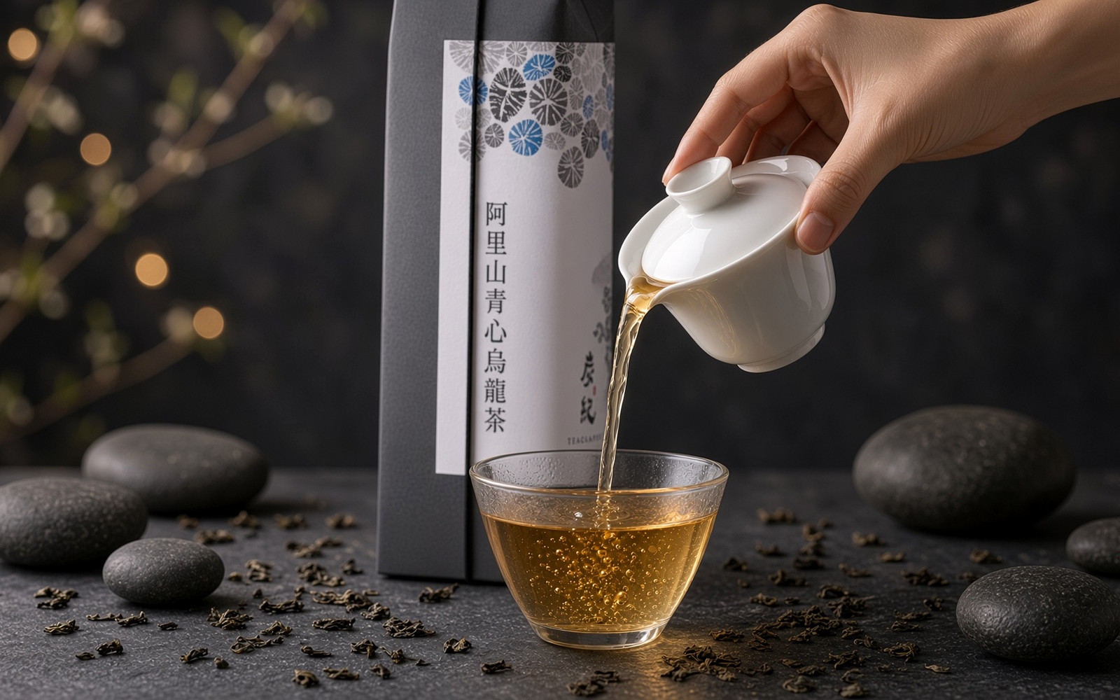 蓋碗の蓋をずらして台湾烏龍茶を茶海に注ぐ手元